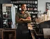 Dextra protection juridique entreprise flex apercu homme travaille au café
